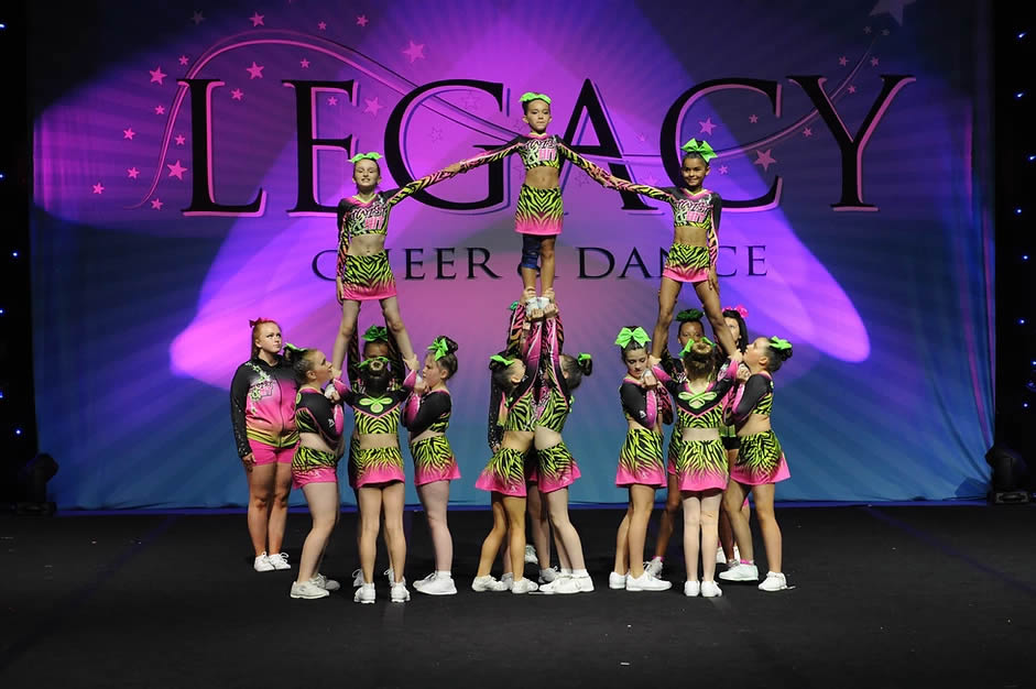 Twist & Hit Cheerleaders
